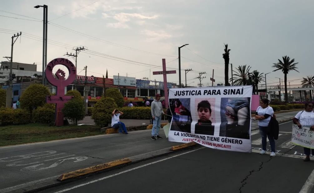 Los familiares bloquearon la avenida Chimalhuacán en ambos sentidos, frente al Palacio Municipal de Nezahualcóyotl, obligando a los usuarios de Mexibús a caminar. Foto: Rocío Melgoza. EL UNIVERSAL