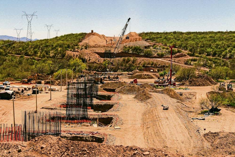 Este es uno de los trabajos que se realizan en Cocóspera, Sonora, como parte de la reubicación de las vías del ferrocarril para librar la ciudad de Nogales. Foto: Carlos Licón