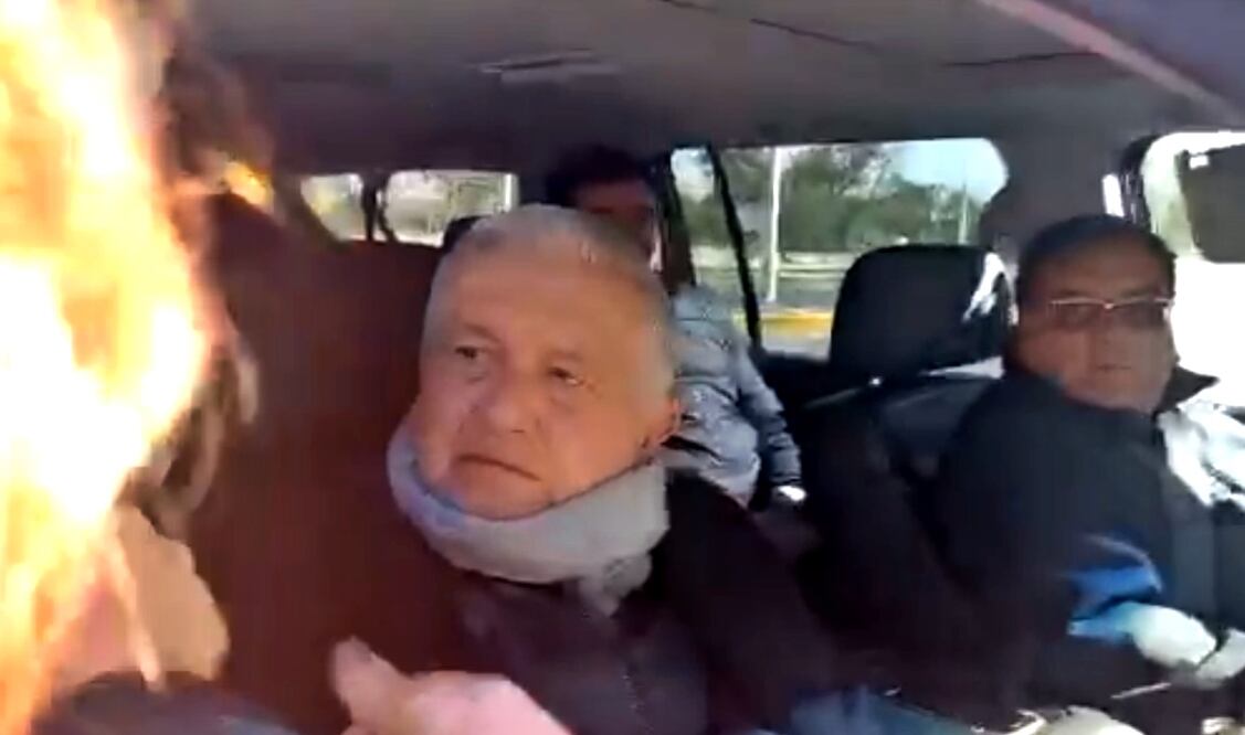 A su llegada al Centro de Convenciones, el Mandatorio fue abordado por una mujer quien le pidió su ayuda para su hijo que necesita atención médica.Foto: especial