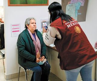 INE reclama uso de credencial en vacunación