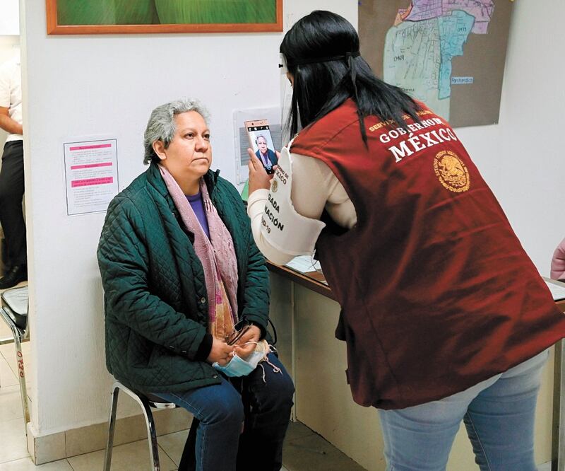 La campaña de vacunación de adultos mayores comenzó el lunes, pero se ha criticado que para ello se solicite copia del INE. Foto: AFP