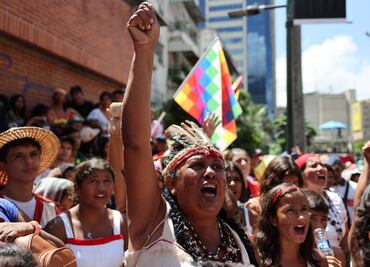 Venezuela exige a España "pedir perdón" por el "genocidio" en el siglo XV; Maduro pide "mantener viva" la lucha de los indígenas