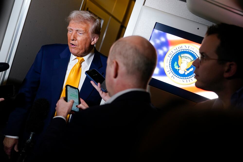 El presidente Donald Trump habla con los periodistas a bordo del Air Force One. Foto: AP