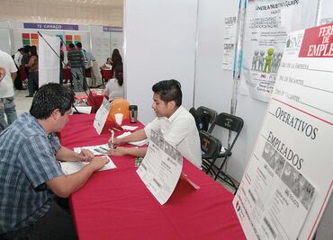 Desempleo baja en abril al menor nivel desde finales de 2008