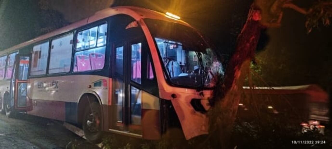 Mexibús choca contra un árbol en avenida López Portillo; hay 10 lesionados 