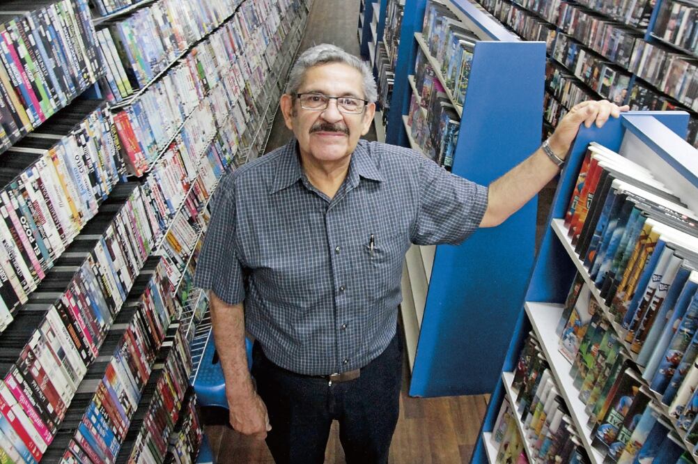 Don Rómulo González, junto con su hijo César, maneja el Videoclub Amores, el cual lleva más de tres décadas de vida en la capital (CARLOS MEJÍA. EL UNIVERSAL)