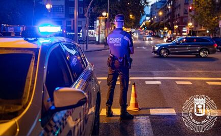 Hombre deja a su hijo encerrado en el carro para ir a un club nocturno