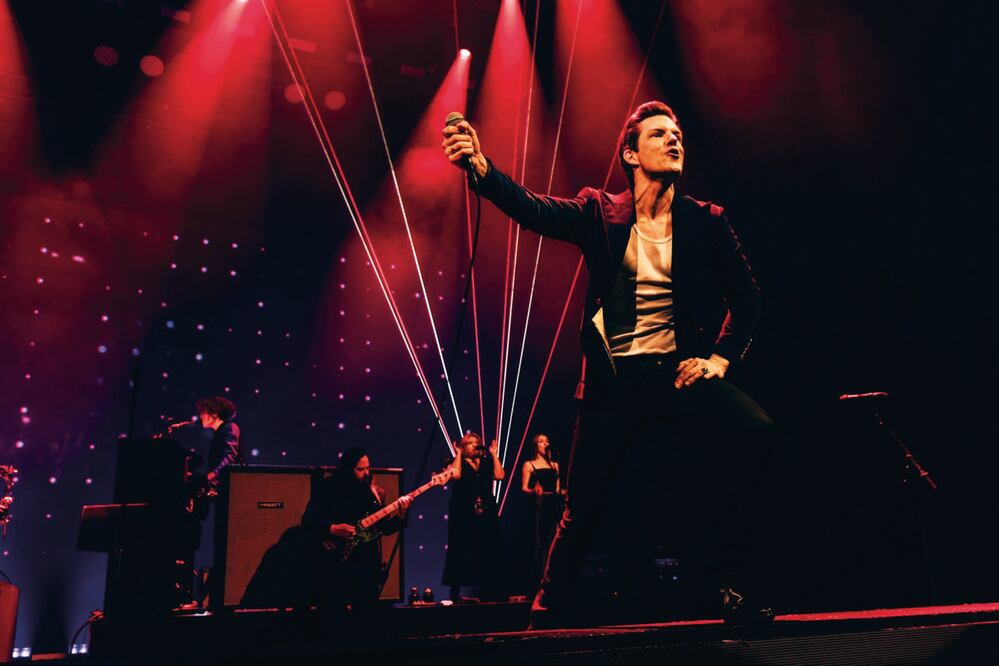 Brandon Flowers interpretó temas que despertaron al romance, como “Dustland”. Foto: Twitter