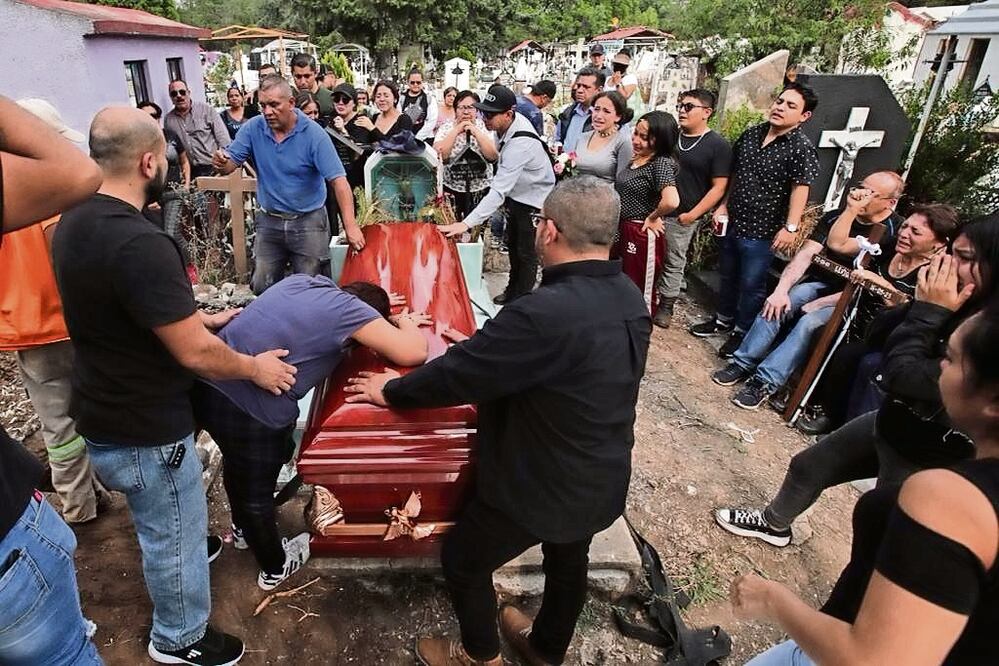 Vivi, como le decían de cariño a Elvia Lucía, fue sepultada en el panteón de San Isidro, en Azcapotzalco. La despiden con música de mariachi.