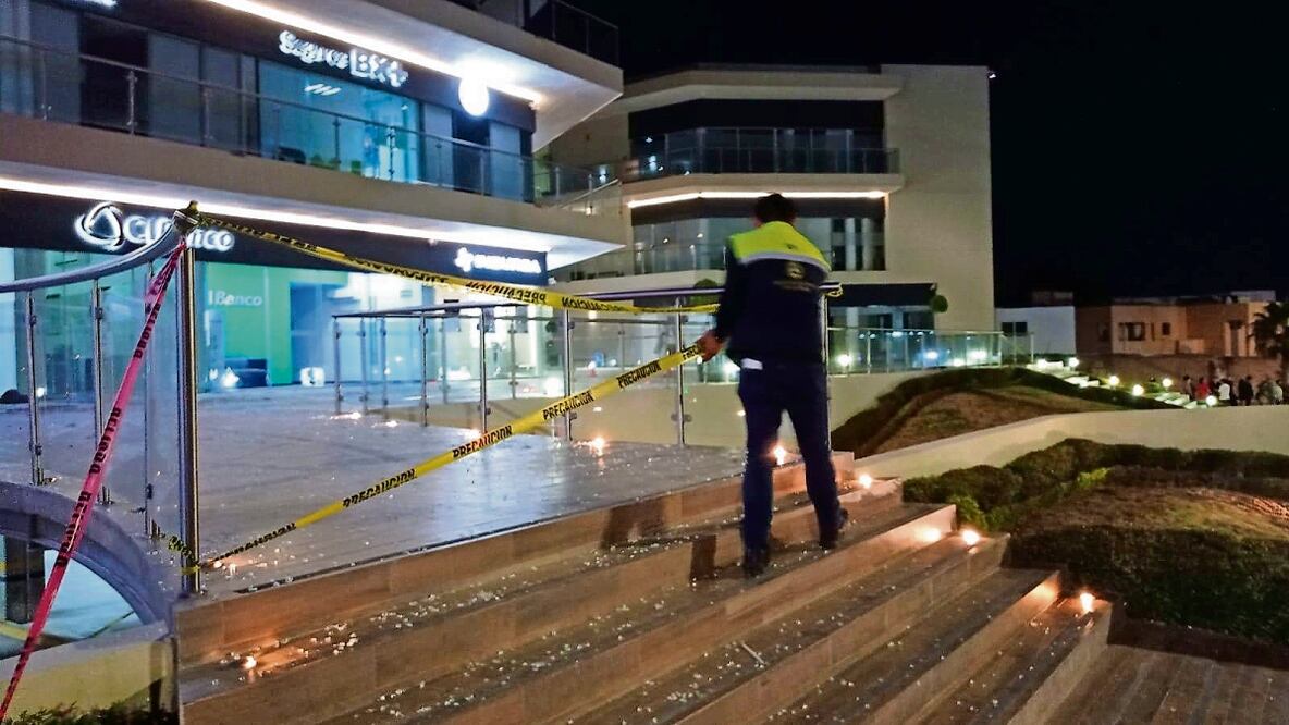 La plaza donde ocurrió la tragedia es resguardada; también clausuraron los establecimientos Azul Fuego, Central Bar y Secrets, en el Centro Histórico, de los propietarios del Rich Foto: Especial