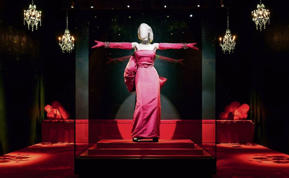 En la exhibición luce el inolvidable vestido rosa de Gentlemen prefer blondes
(Los caballeros las prefieren rubias) de 1953. Foto: Academy Museum of Motion Pictures