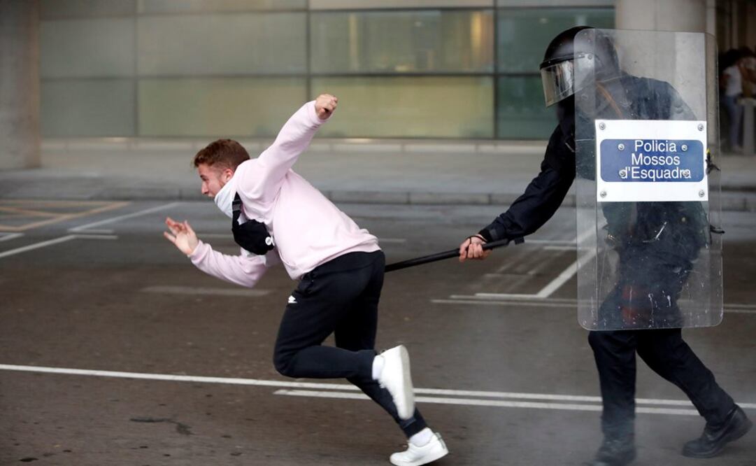 Policías agreden a los manifestantes en aeropuerto de Barcelona (Fotos: EFE)