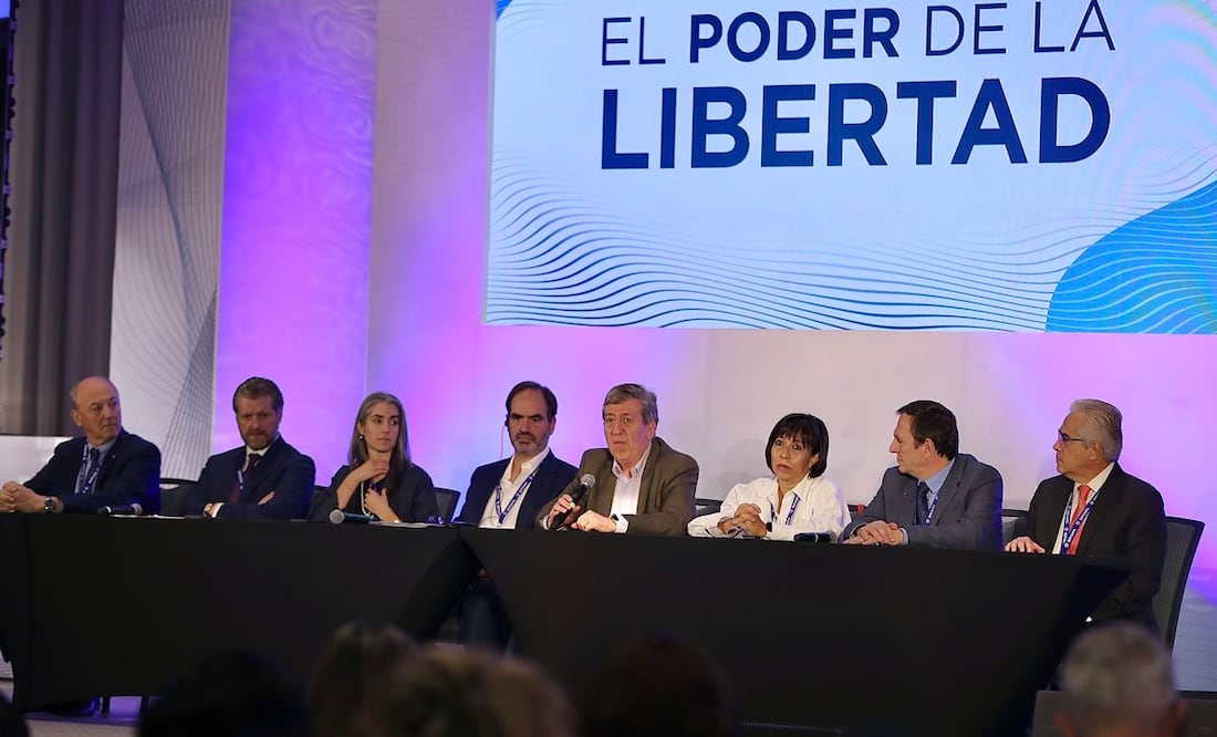 79 Asamblea General de la Sociedad Interamericana de Prensa
con la presencia de el presidente de la Sociedad Interamericana de Prensa, Michael Greenspon, Martha Ramos Sosa , directora de la OEM y presidenta del Comité de Inclusión y Diversidad de la SIP, Roberto Rock Lechon
Director, Grupo La Silla Rota, México, Luciano Pascoe, director ejecutivo de ADN40 y director general de Estrategia Editorial de Grupo Salinas, Gabriela Vivanco, presidenta del Comité Ejecutivo de la SIP y Ricardo Trotti, Director ejecutivo de la sociedad interamericana de prensa. Fotos: Berenice Fregoso/EL UNIVERSAL