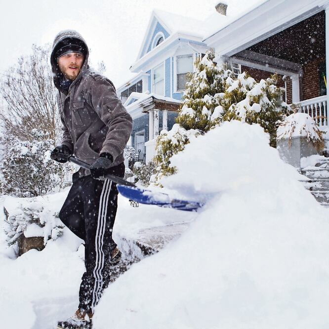 Adam Thompson, de Roanoke, Virginia, trata de quitar la nieve que cubrió la entrada de su casa, tras la tormenta invernal David, en Estados Unidos. AP