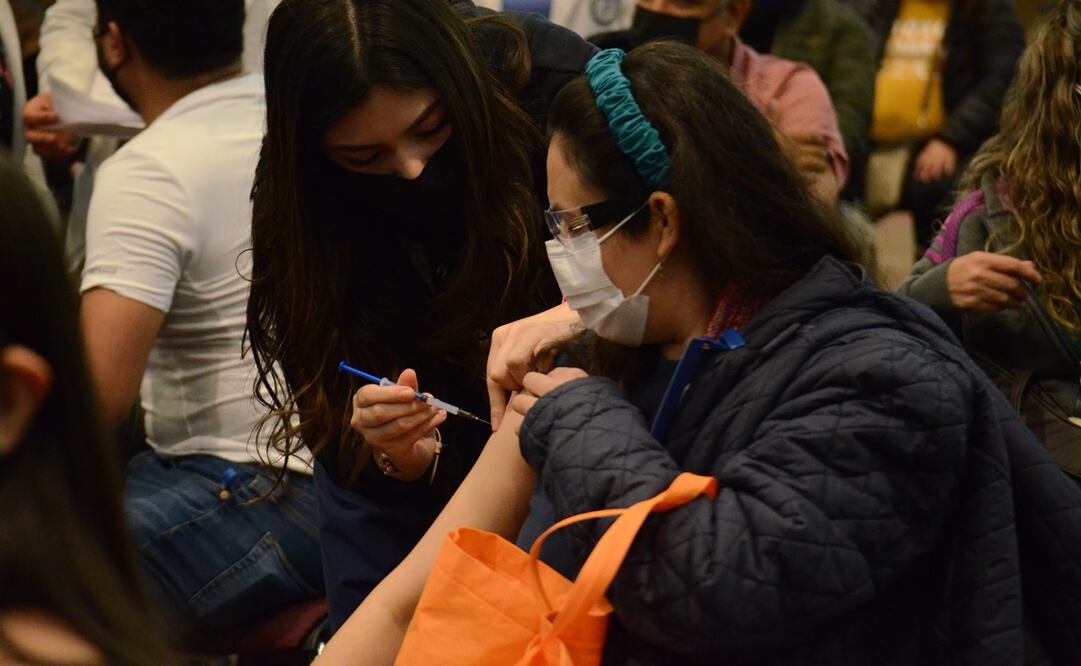 Este miércoles arrancó la vacunación de refuerzo contra Covid-19 a 126 mil maestros de todos los niveles de los sectores público y privado de la entidad. Foto: Emilio Vásquez / EL UNIVERSAL