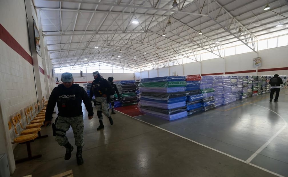 Con la presencia de elementos de la Guardia Nacional (GN), un equipo de Servidores de la Nación comenzó la colocación de módulos de información de programas sociales. Foto: Valente Rosas / EL UNIVERSAL