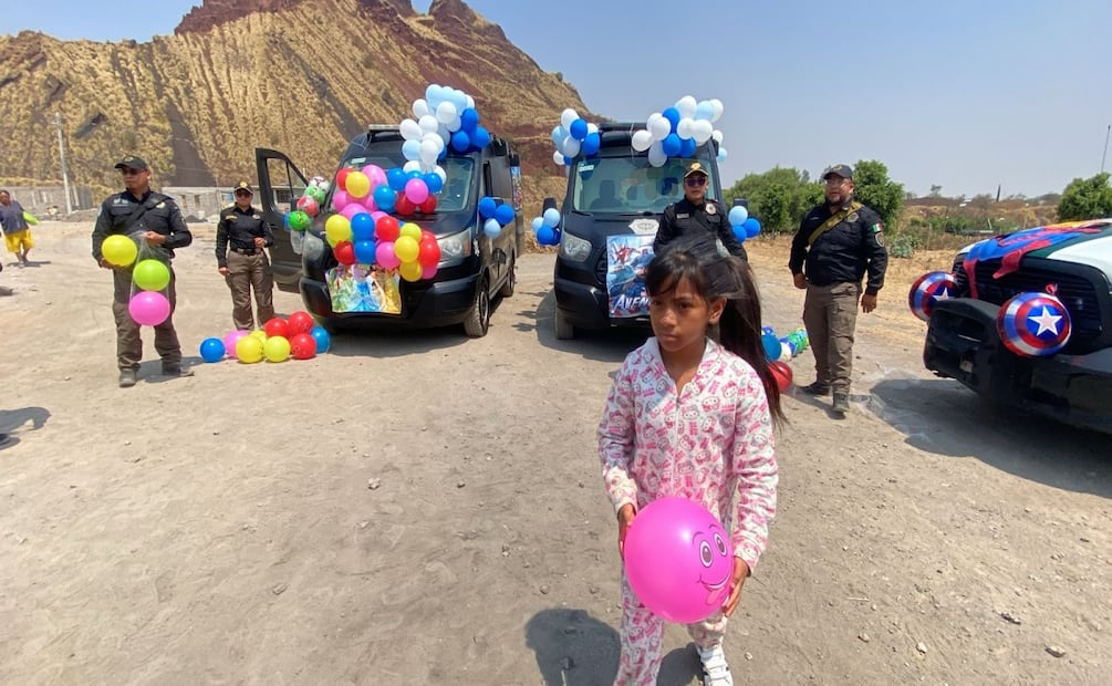 Policías de la CDMX reparten sonrisas; entregan más de 5 mil juguetes en el Día del Niño. Foto: Juan Carlos Williams