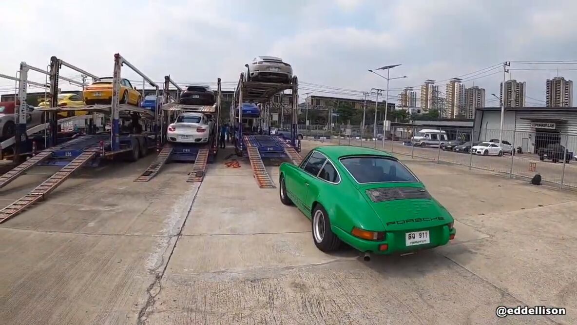 Así transportan Porsche clásicos y modernos en Tailandia para una ruta de manejo