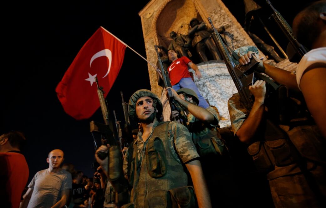Las Fuerzas Armadas de Turquía dijeron que tomaron el poder en el país para proteger el orden democrático y para mantener el respeto a los derechos humanos. EFE
