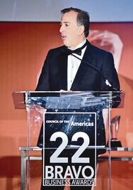 Reconocen trayectoria de Meade en EU