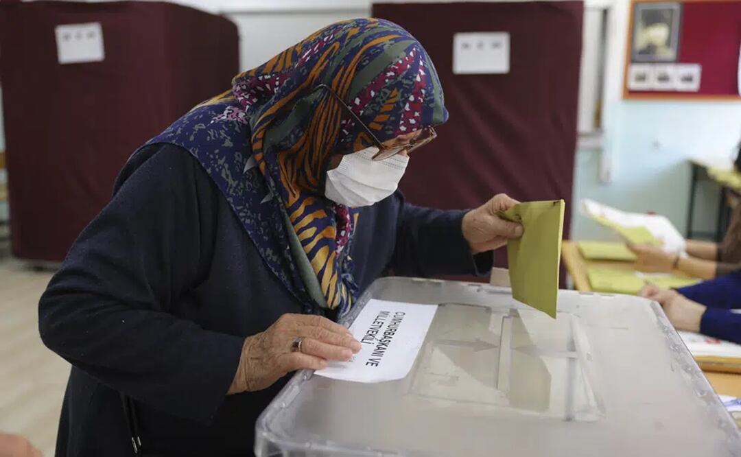 Una mujer vota en un centro de votación en Ankara, Turquía, el domingo 14 de mayo de 2023. Foto: AP
