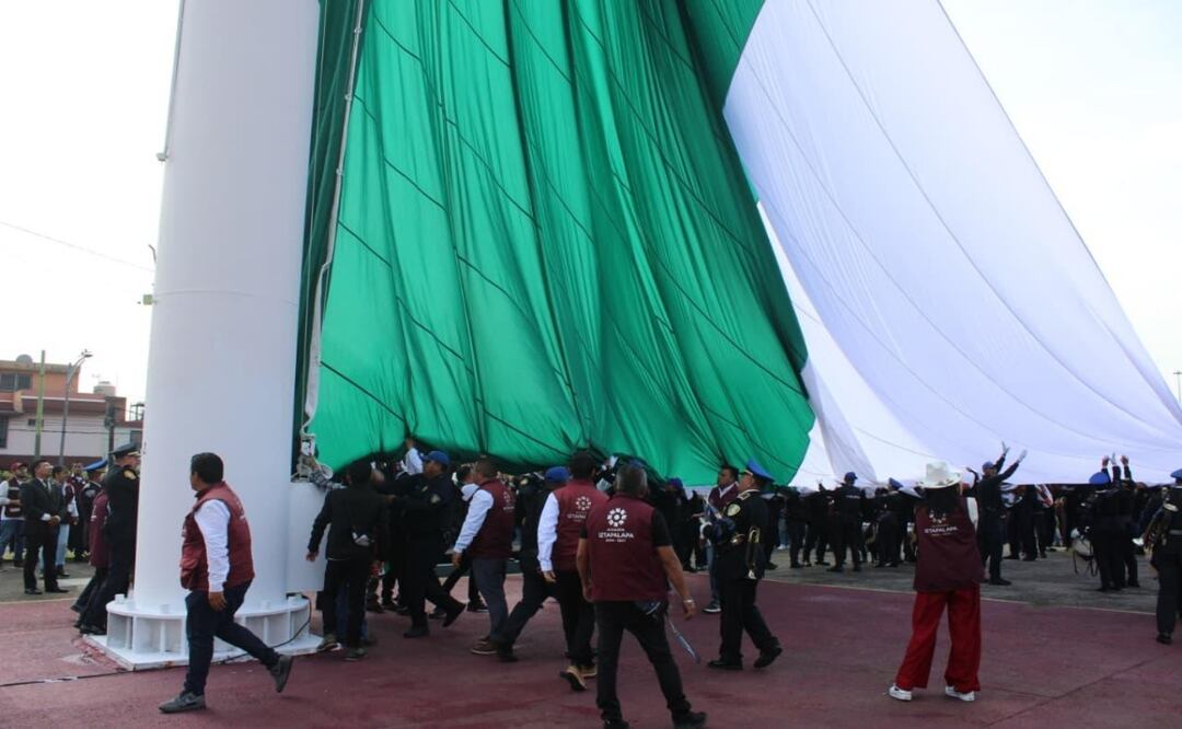 Bandera monumental de Iztapalapa es arriada por fuertes ráfagas de viento durante izamiento. Foto: Darío Luna