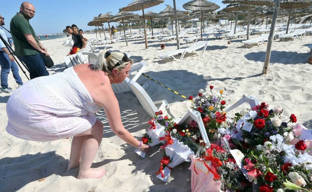 Coloca ofrenda floral como homenaje a los muertos en un ataque terrorista contra turistas en una playa frente al Hotel Imperial Marhaba en al-Sousse (Foto: EFE)