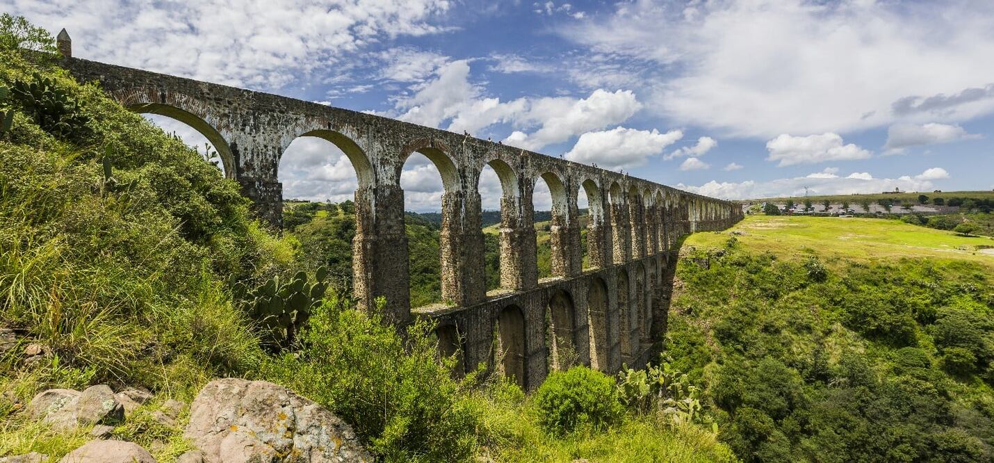 El acueducto Arcos del Sitio alcanza una altura de 62 metros de altura y una longitud de 430 metros. (Foto: Vuelos en globo)