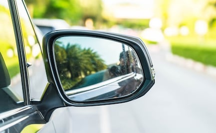 Truco para arreglar el espejo retrovisor en casa