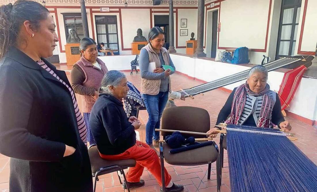 El taller de telar de cintura ha llamado la atención de decenas de mujeres con interés por reconectar con sus raíces 26 de enero. Foto: Michelle Sánchez / EL UNIVERSAL