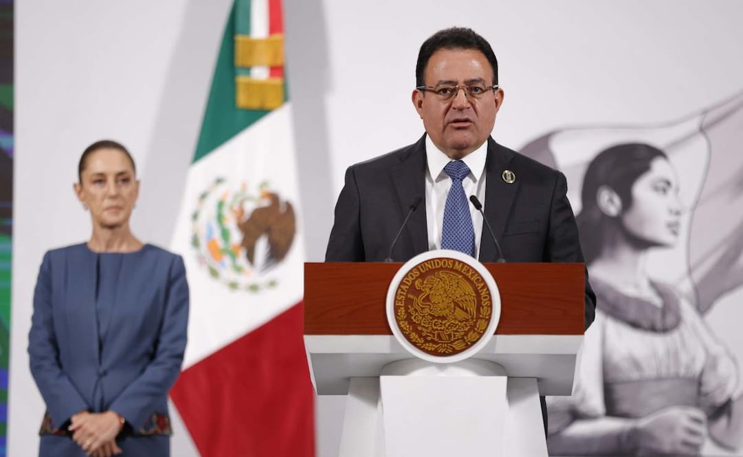Óscar David Lozano Águila, director general del Tren Maya, explica el accidente del día de ayer en Izamal, esto durante la conferencia del pueblo que encabeza Claudia Sheinbaum. Foto: Diego Simón / EL UNIVERSAL