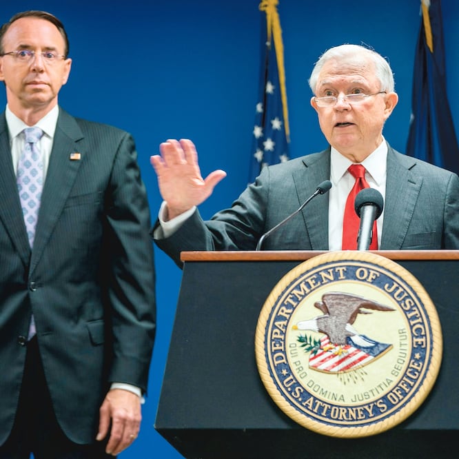 El vicefiscal general del Departamento de Justicia, Rod Rosenstein (izq.), con el fiscal general Jeff Sessions, ayer durante una conferencia en Washington. (JIM LO SCALZO. EFE)