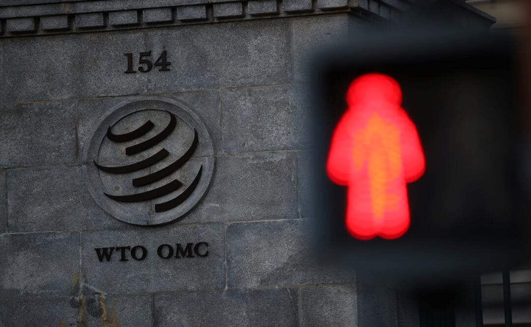A traffic light is turned red in front of the WTO headquarters in Geneva, Switzerland - Photo: Denis Balibouse/REUTERS