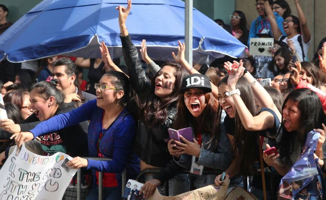 "Yo ya cumplí con traerte". Esa fue la respuesta de una de las muchas mamás que acompañaron a sus hijas a las afueras del Four Seasons esta mañana, hotel en el que se hospedan los integrantes de One Direction.