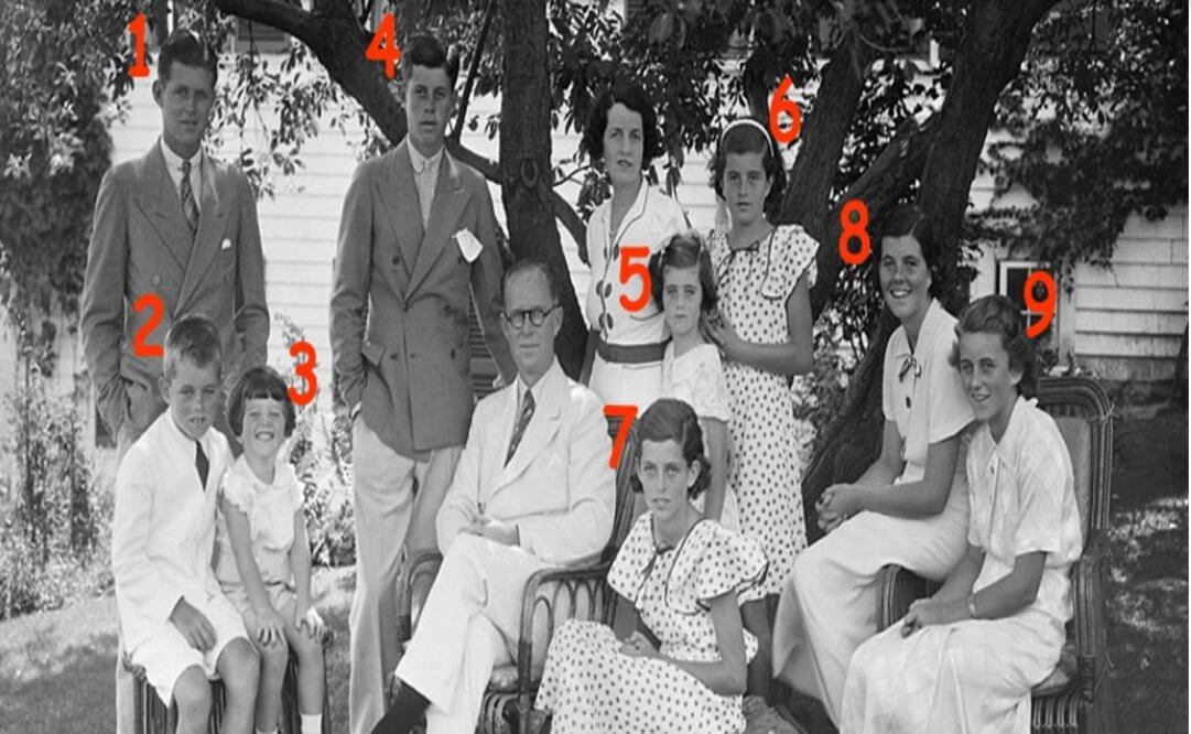 El clan Kennedy, cuando todavía estaba completo: Joseph y Rose con sus hijos Joe Jr (1), Robert (2), Edward (3), John F. (4), Jean (5), Patricia (6), Eunice (7), Rosemary (8) y Kathleen (9) (Foto: Getty Images)