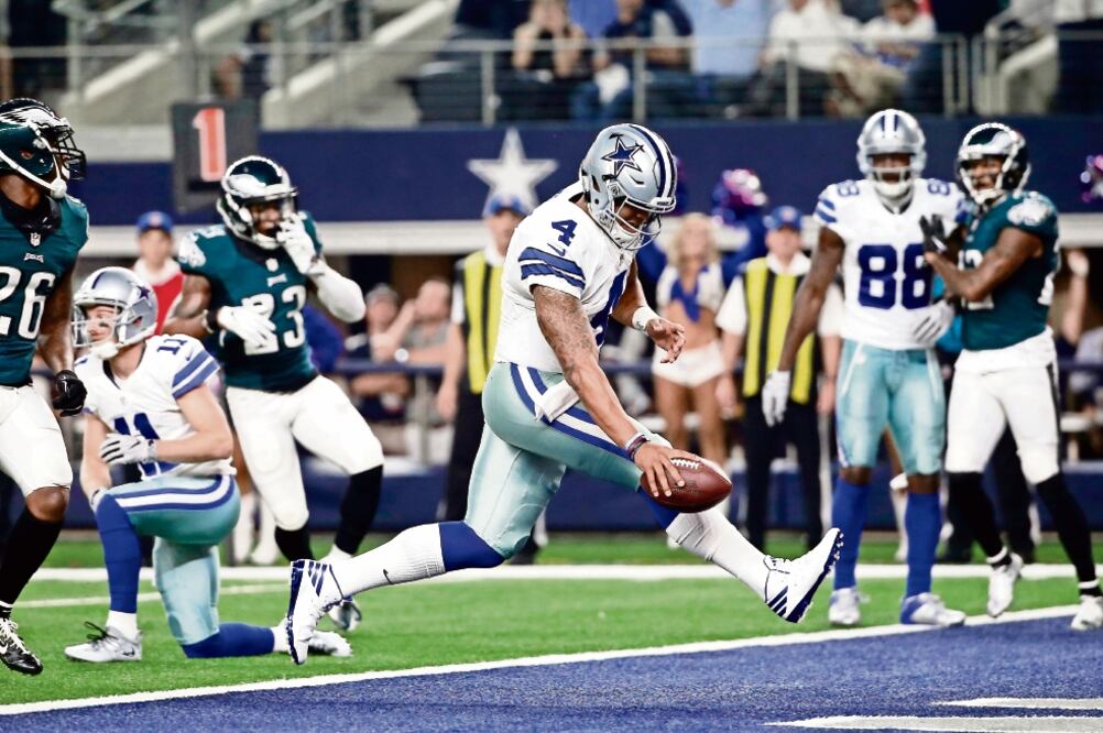 Prescott lidera a todos los novatos en yardas aéreas (2,020), pases anotadores (12) e índice de pasador (104.2) (MICHAEL AINSWORTH. AP)