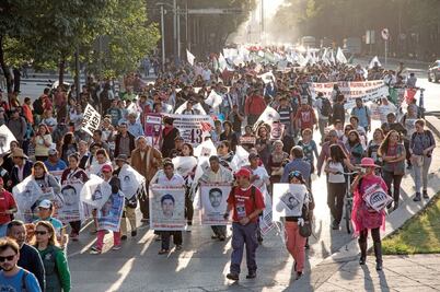 Padres de los 43 se reúnen con Cervantes y Osorio Chong