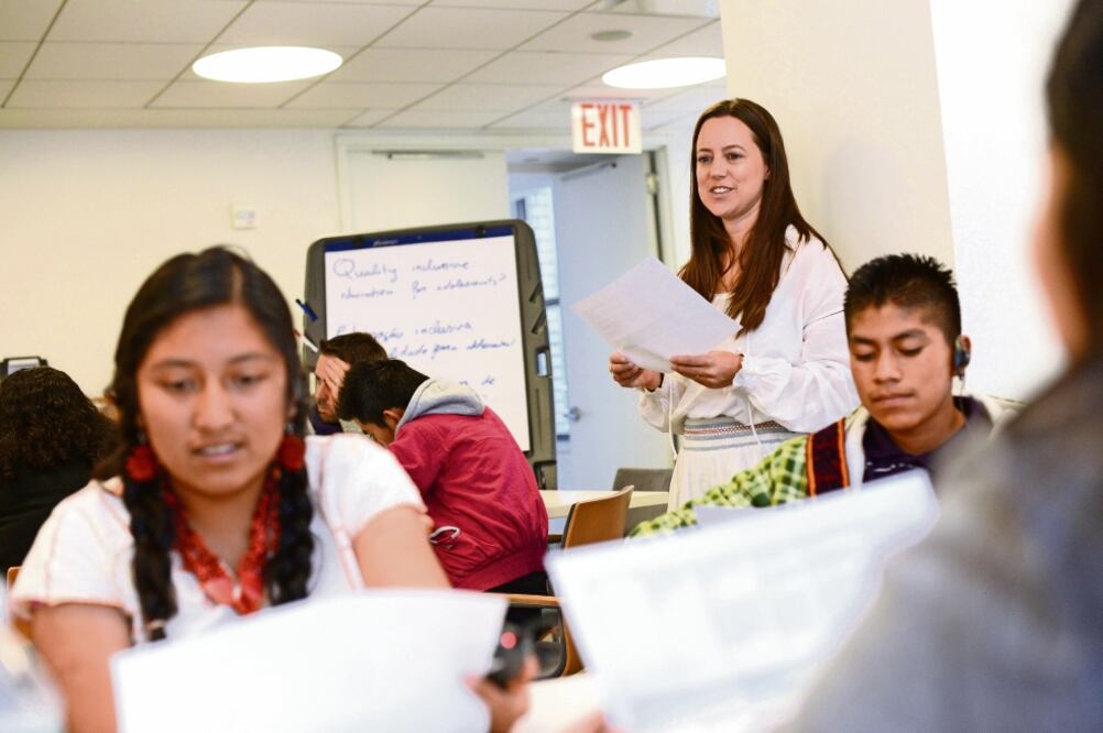 Erika Strand, jefa de Políticas Sociales de Unicef [de pie en la imagen], sostiene que quitar recursos a programas de educación y salud causa daños irreversibles (JENNIFER S. ALTMAN. UNICEF)
