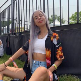 Influencer se queja de que nadie compra su ropa