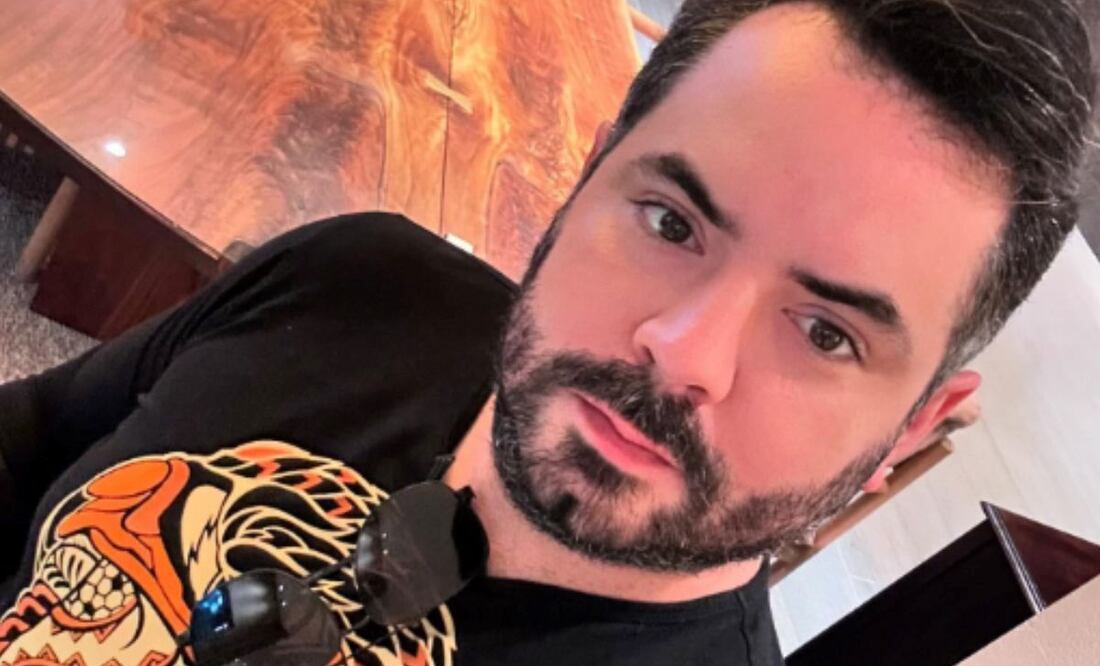 José Eduardo Derbez presume las botas amarillas MSCHF x Crocs Big Red Boot, valoradas en $11,500 pesos. Foto: Instagram @jose_eduardo92