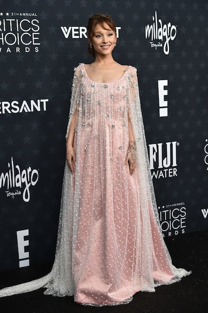 Ariana Grande mantiene su estilo romántico. Foto: AP