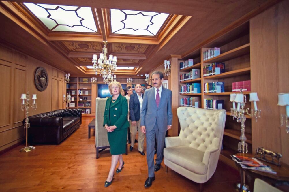 La doctora Jocelyne Gacel-Ávila, coordinadora general del Observatorio IESALC-UNESCO, acompañó al rector de la BUAP, Alfonso Esparza Ortiz, en la inauguración del Ecocampus de la BUAP, que consideró “como caso único” en México y AL. (ESPECIAL)