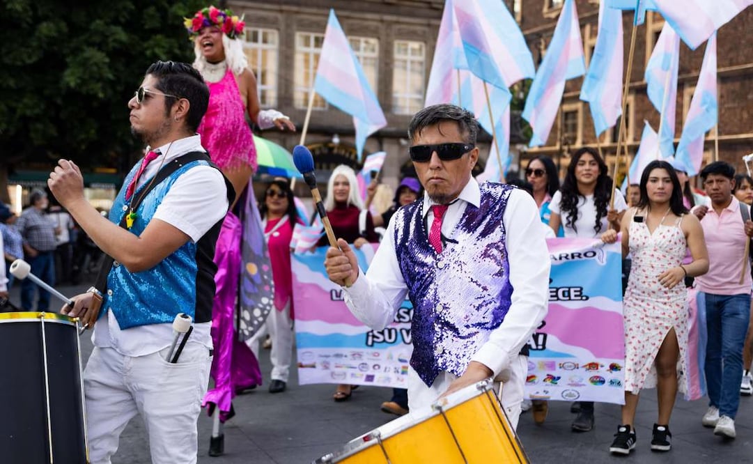 En el marco del Día de la Visibilidad Trans este 31 de marzo, personas transgénero se reunieron en el Monumento a la Revolución para marchar en defensa de sus derechos. Foto: Hugo Salvador/ EL UNIVERSAL