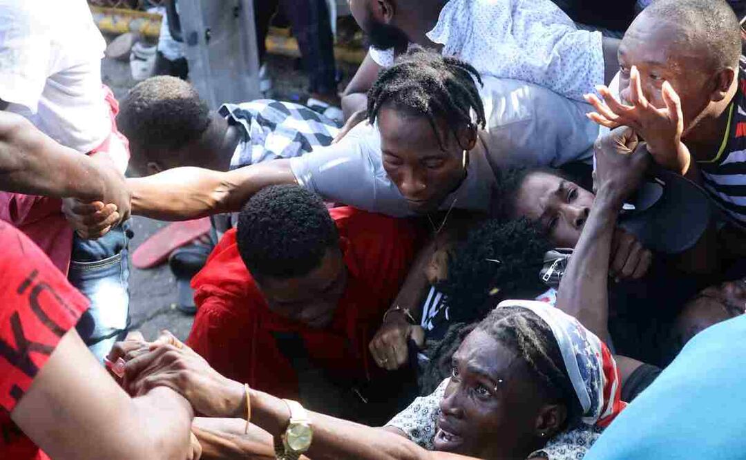 Segunda irrupción violenta en las oficinas de la Comar en medio de la llegada masiva de migrantes a la frontera sur. Foto: EFE