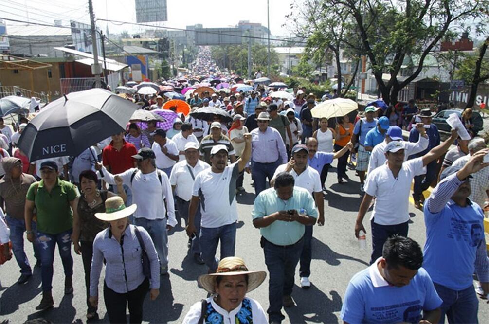 Profesores marchan este domingo de la carretera federal 190 con destino al Zócalo de la ciudad de Oaxaca donde realizarán un mitin. Foto: Agencia Quadratín