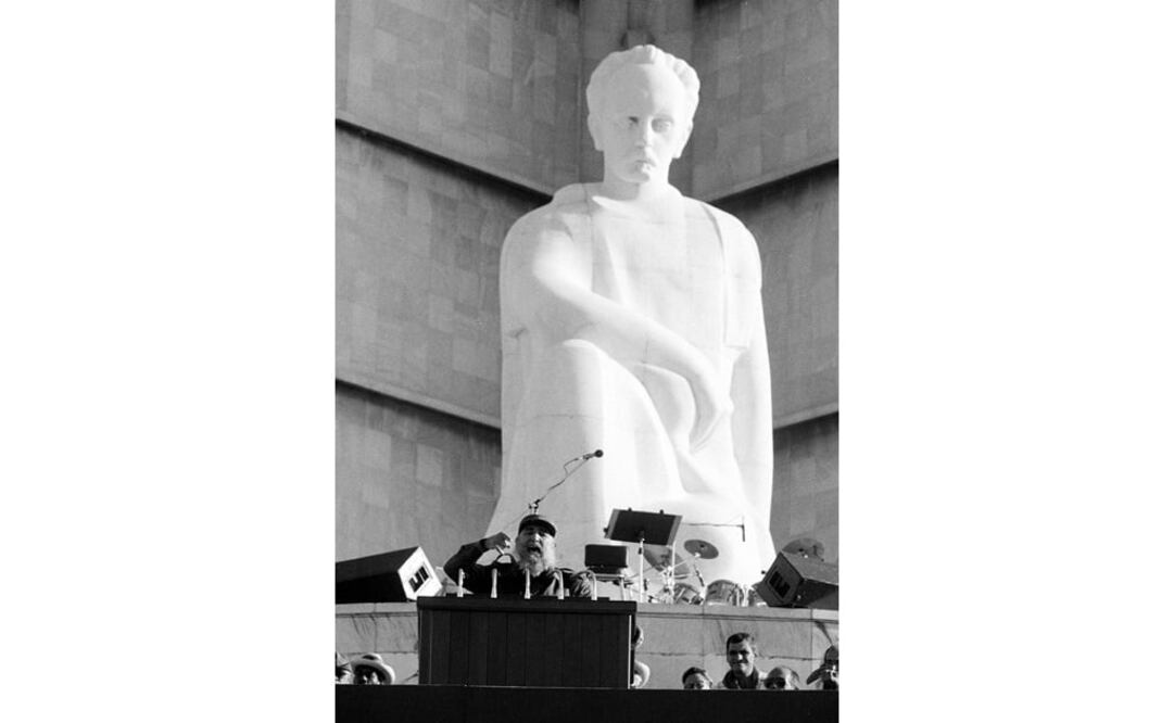 Fidel en la Plaza de la Revolución en 1990. Cortesía de Ulises Castellanos