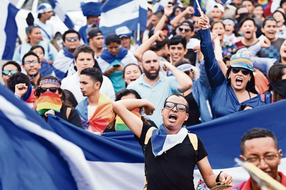 Manifestantes nicaragüenses, incluyendo miembros de la comunidad LGBT, durante una protesta en Managua para reclamar que Ortega deje el poder. Foto: MARVIN RECINOS. AFP