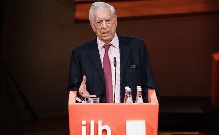 Basta que la libertad se restrinja para que la literatura sea un arma de combate: Vargas Llosa