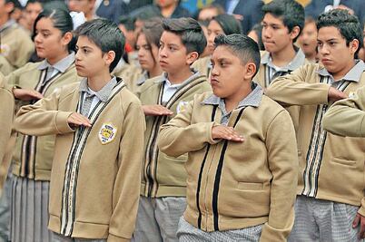 Alumnos regresan a las aulas, también el caos vial en CDMX