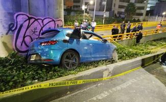 Mueren dos hombres tras volcar su automóvil en Periférico Sur; accidente ocurrió a la altura de Plaza Artz